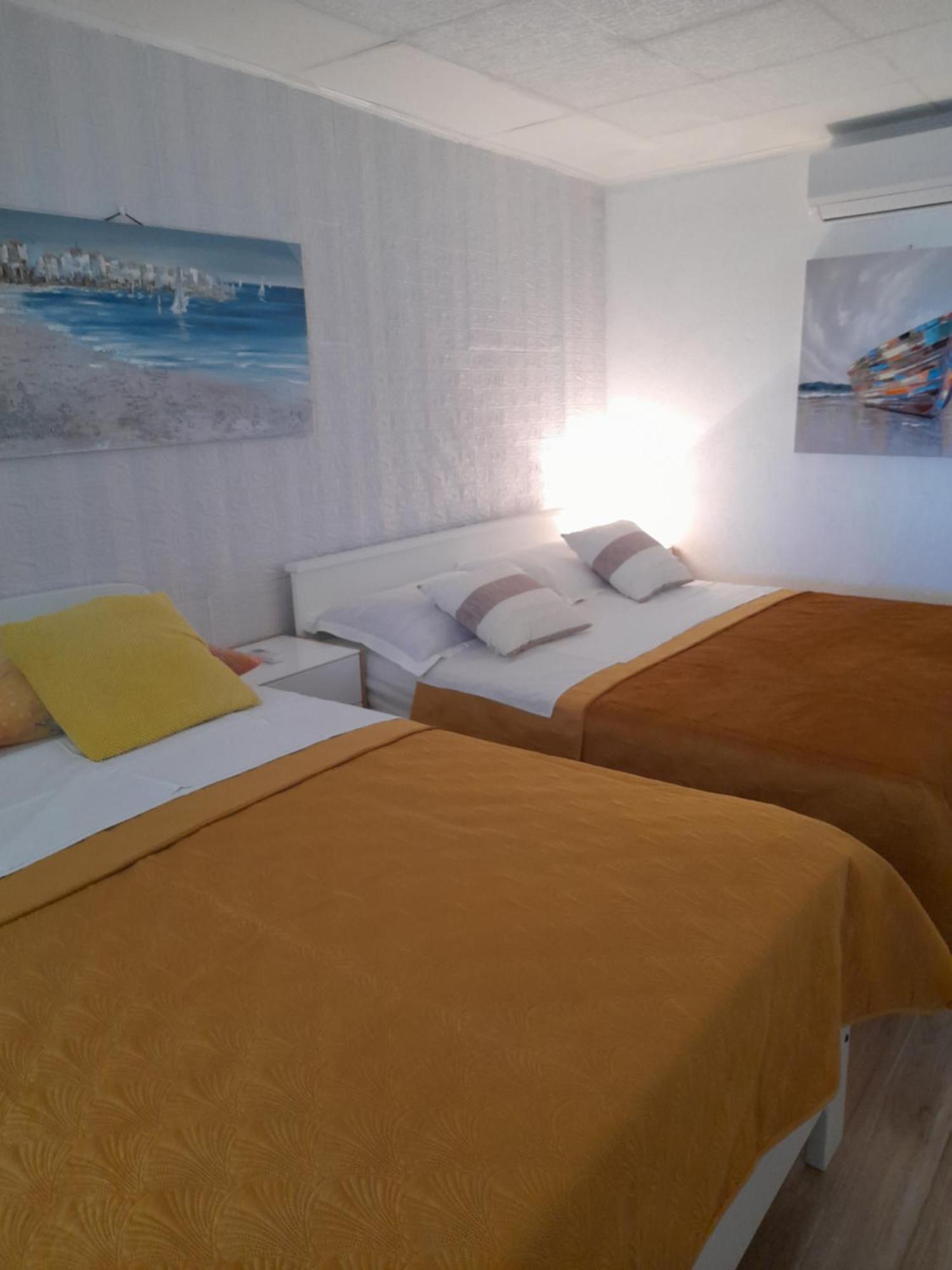 Apartment Milka By The Sea Karlobag Bagian luar foto