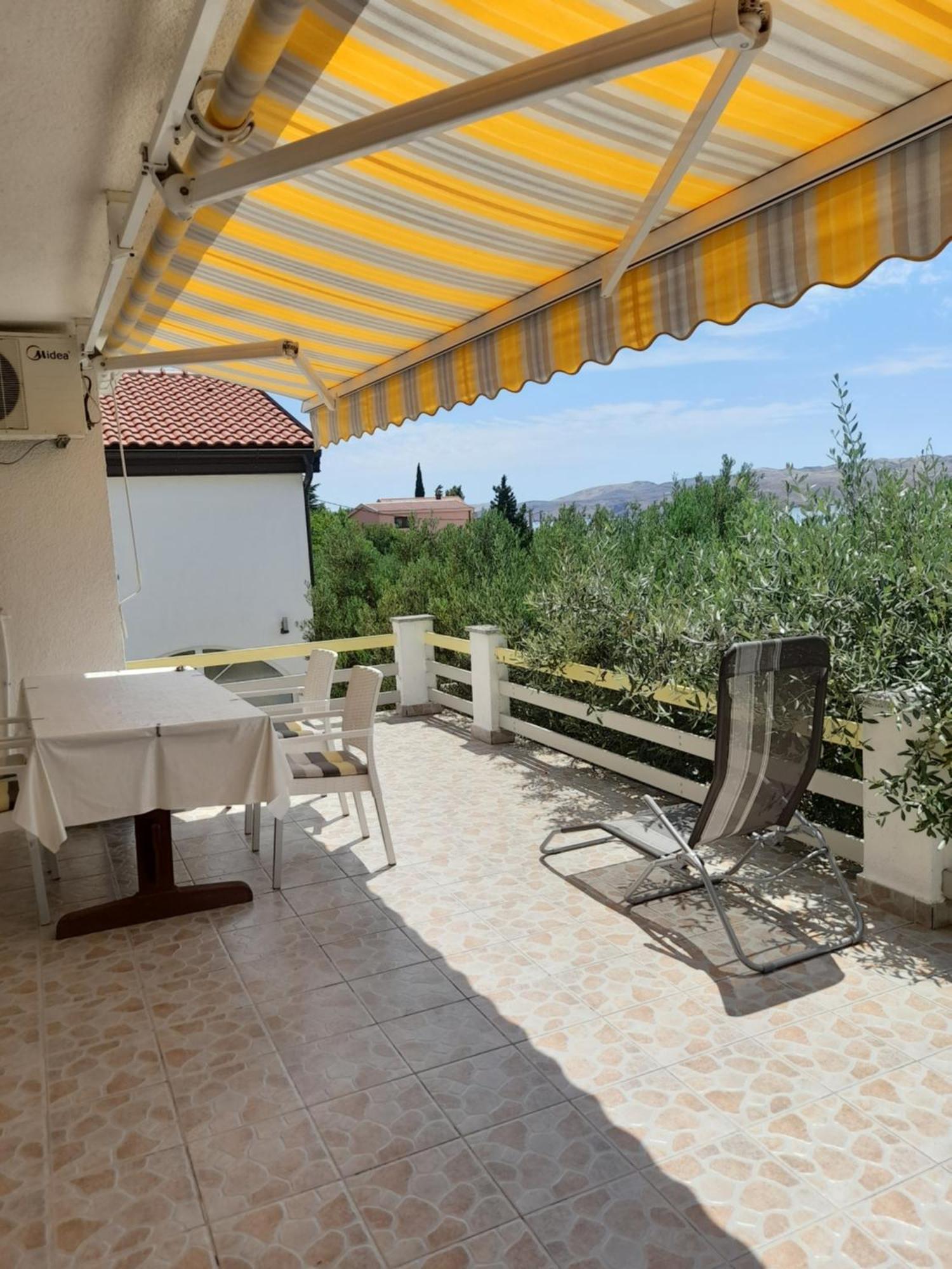 Apartment Milka By The Sea Karlobag Bagian luar foto