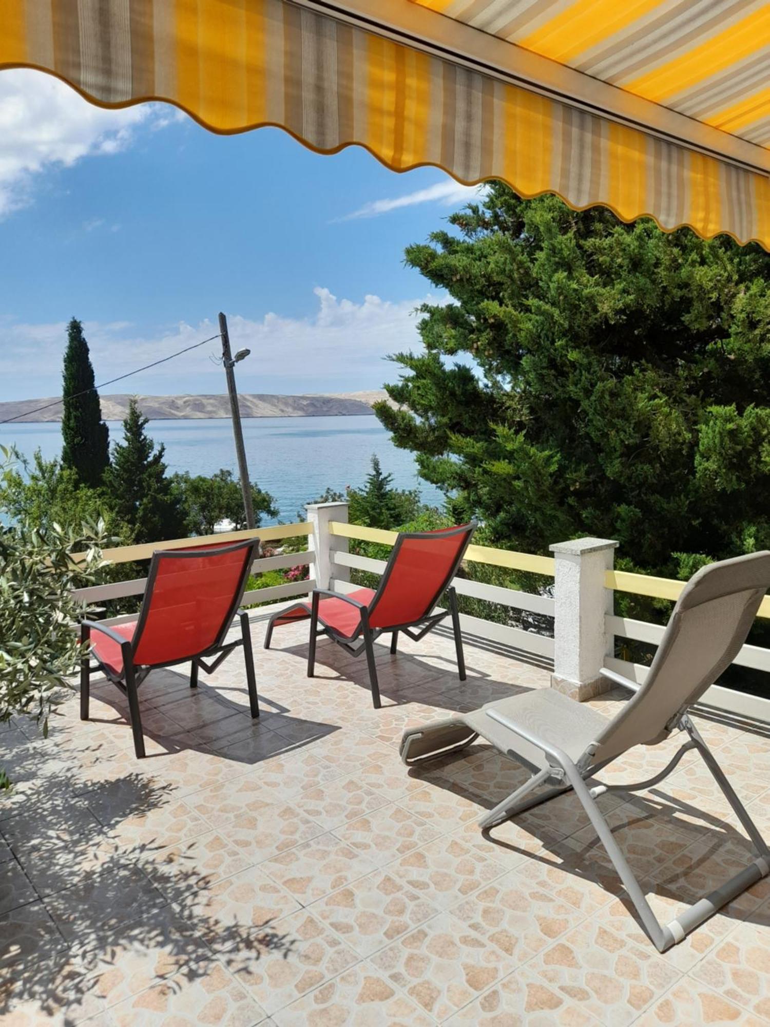 Apartment Milka By The Sea Karlobag Bagian luar foto