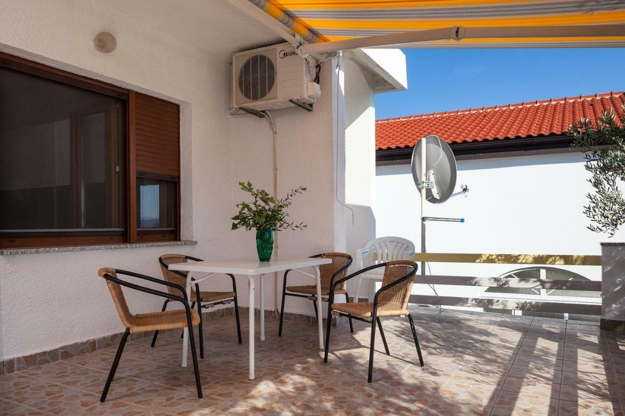Apartment Milka By The Sea Karlobag Bagian luar foto