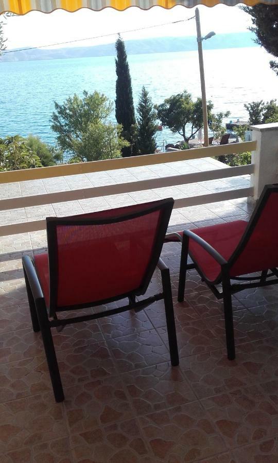 Apartment Milka By The Sea Karlobag Bagian luar foto
