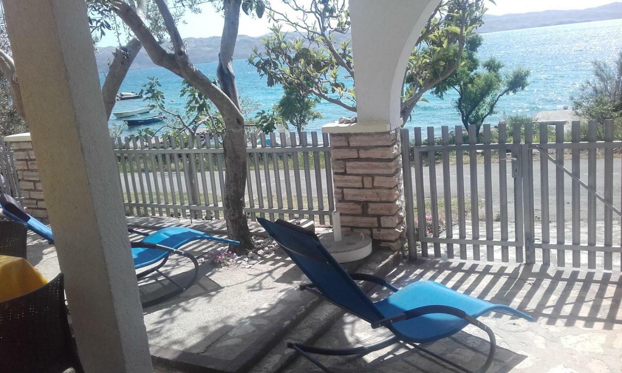 Apartment Milka By The Sea Karlobag Bagian luar foto