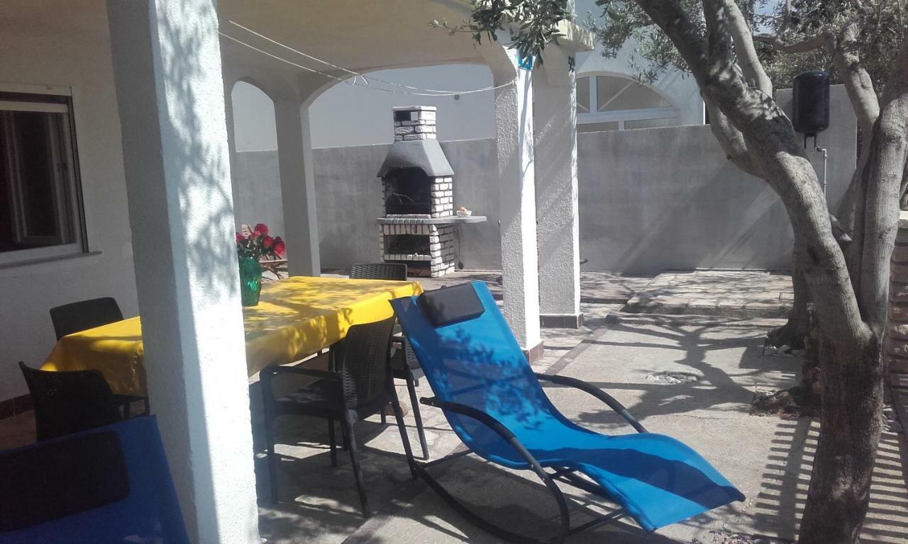 Apartment Milka By The Sea Karlobag Bagian luar foto