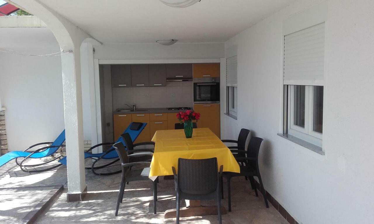 Apartment Milka By The Sea Karlobag Bagian luar foto