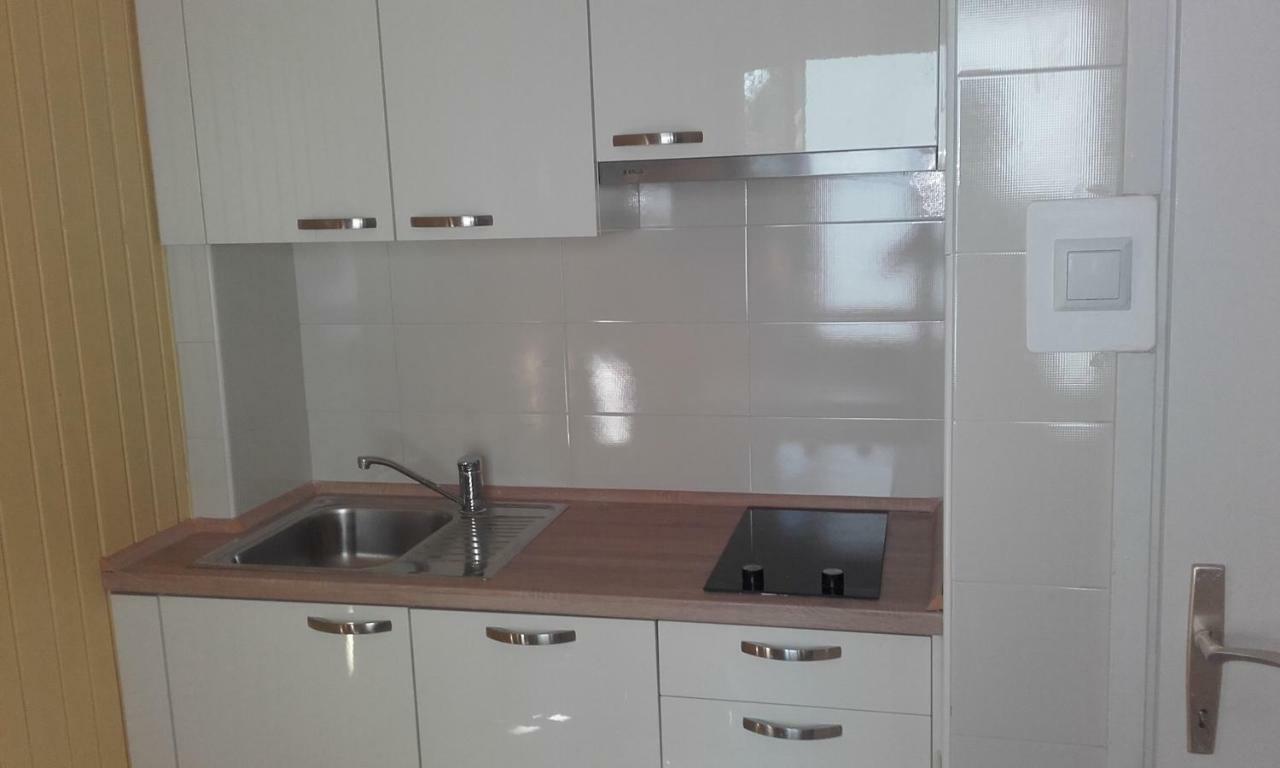 Apartment Milka By The Sea Karlobag Bagian luar foto