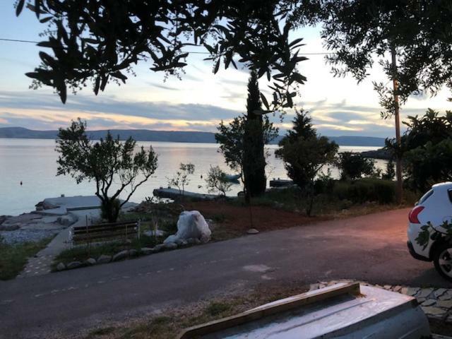 Apartment Milka By The Sea Karlobag Bagian luar foto