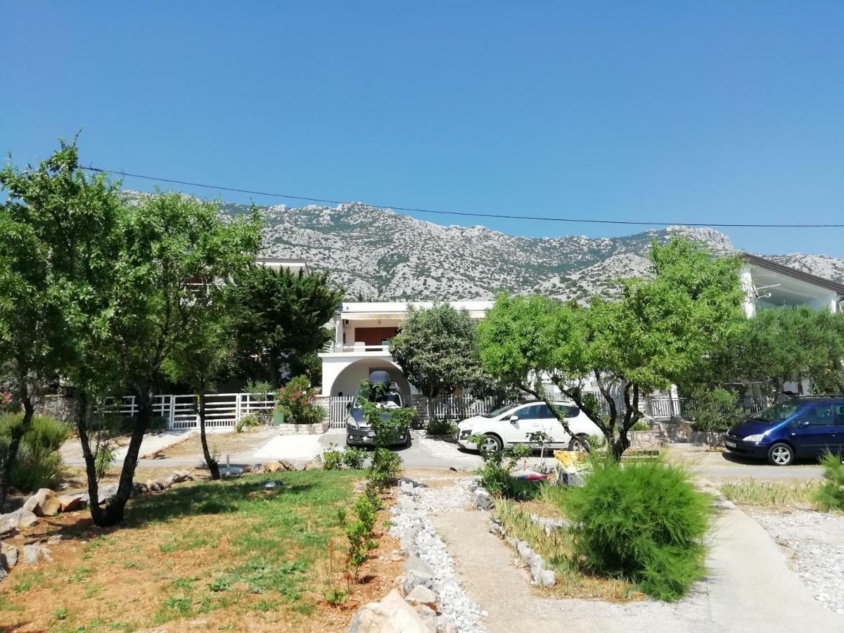 Apartment Milka By The Sea Karlobag Bagian luar foto