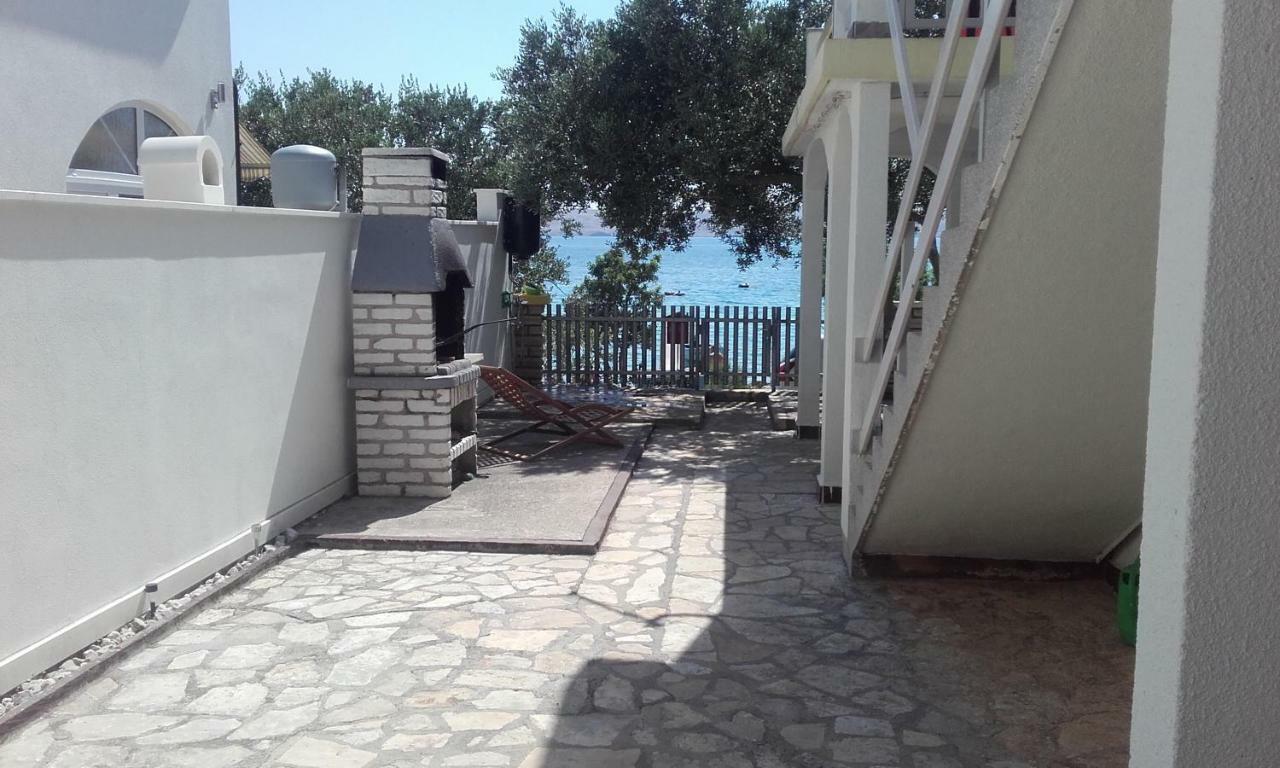Apartment Milka By The Sea Karlobag Bagian luar foto